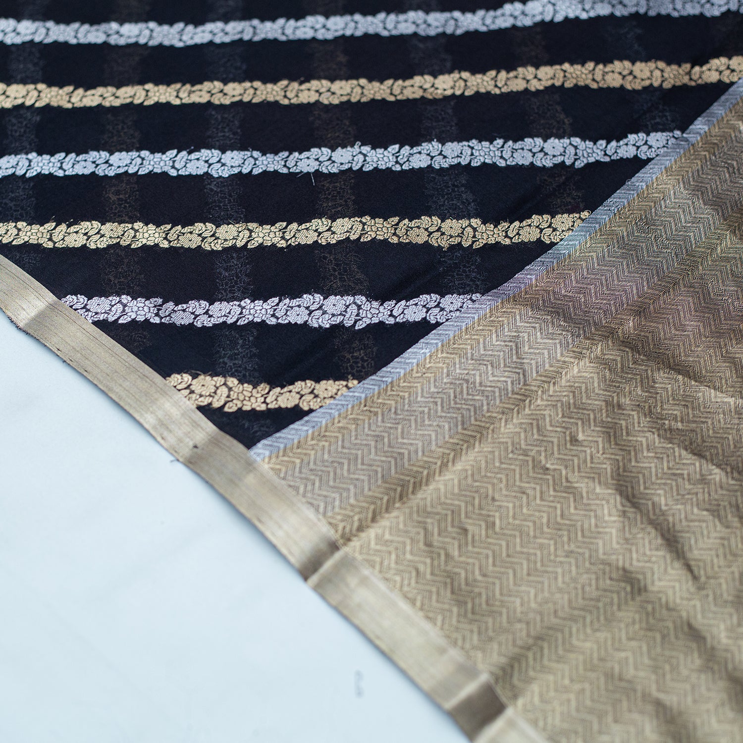 Black Pure Organza Handloom Banarasi Saree - Banarasiya