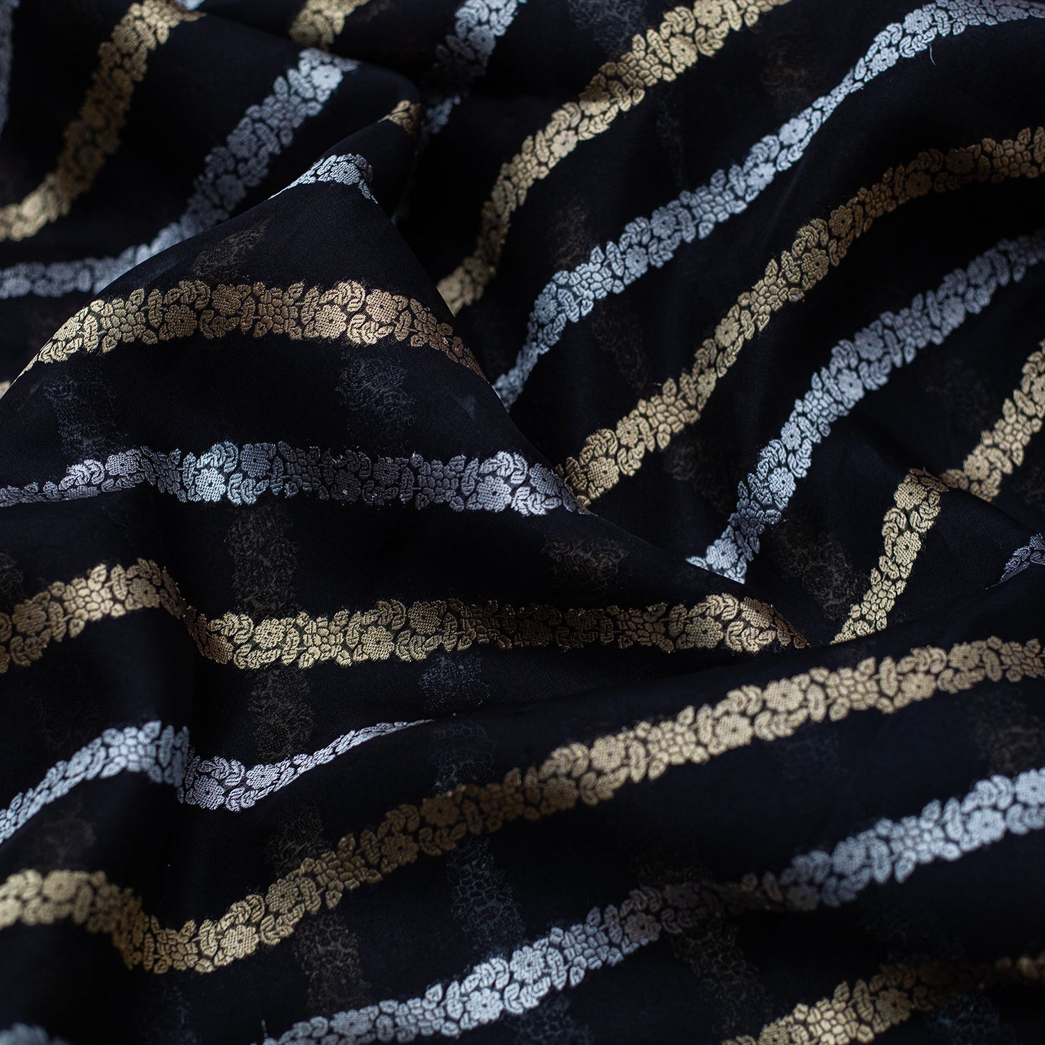 Black Pure Organza Handloom Banarasi Saree - Banarasiya