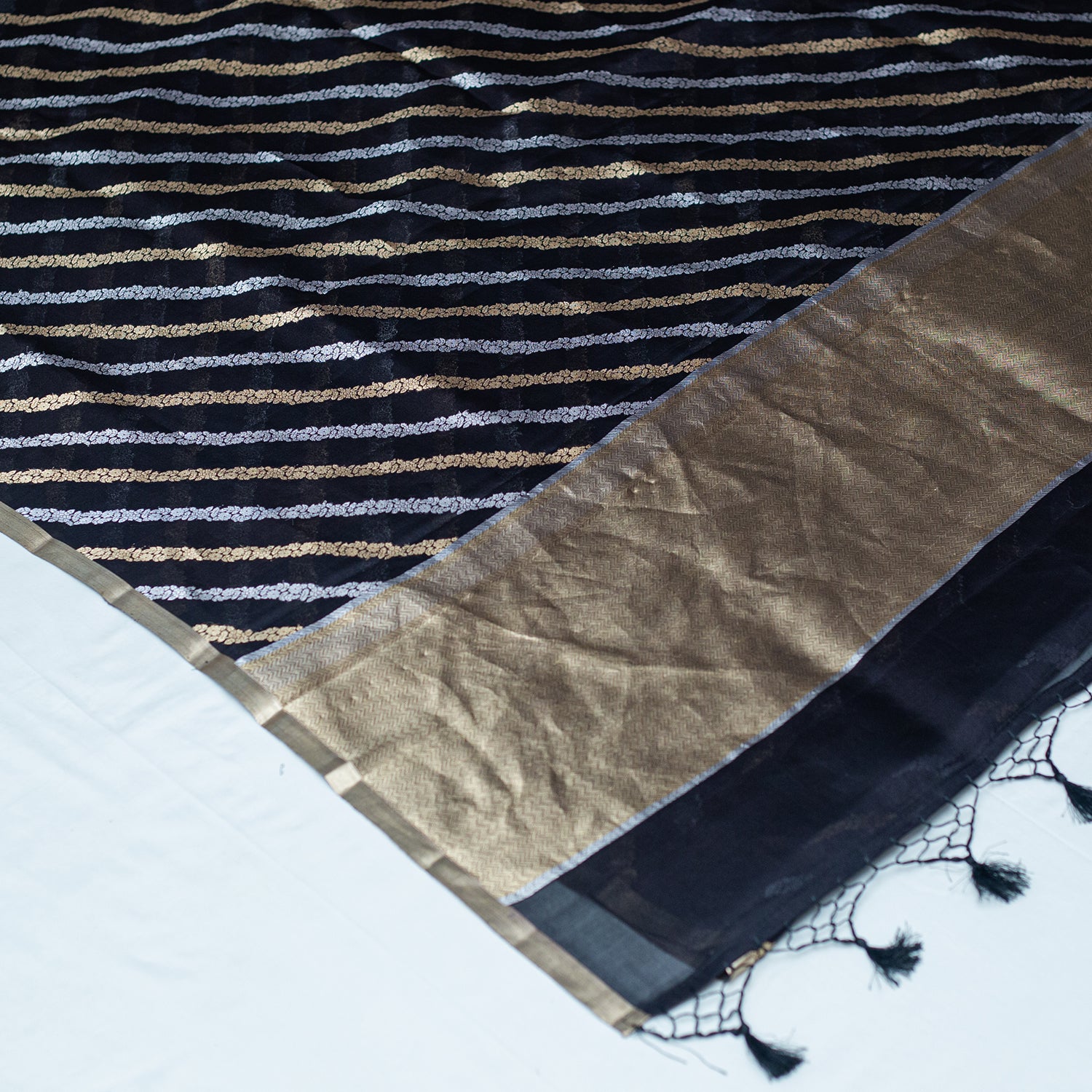 Black Pure Organza Handloom Banarasi Saree - Banarasiya